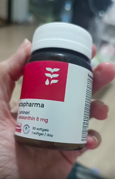 “Beautiful packaging and sturdy box. I’ve repurchased several times. I tried switching to a cheaper brand, but my skin didn’t improve at all—just stayed the same. Came back to Luminari, and I’m sticking with it. It’s pricier than others, but I always stock up during flash sales!”